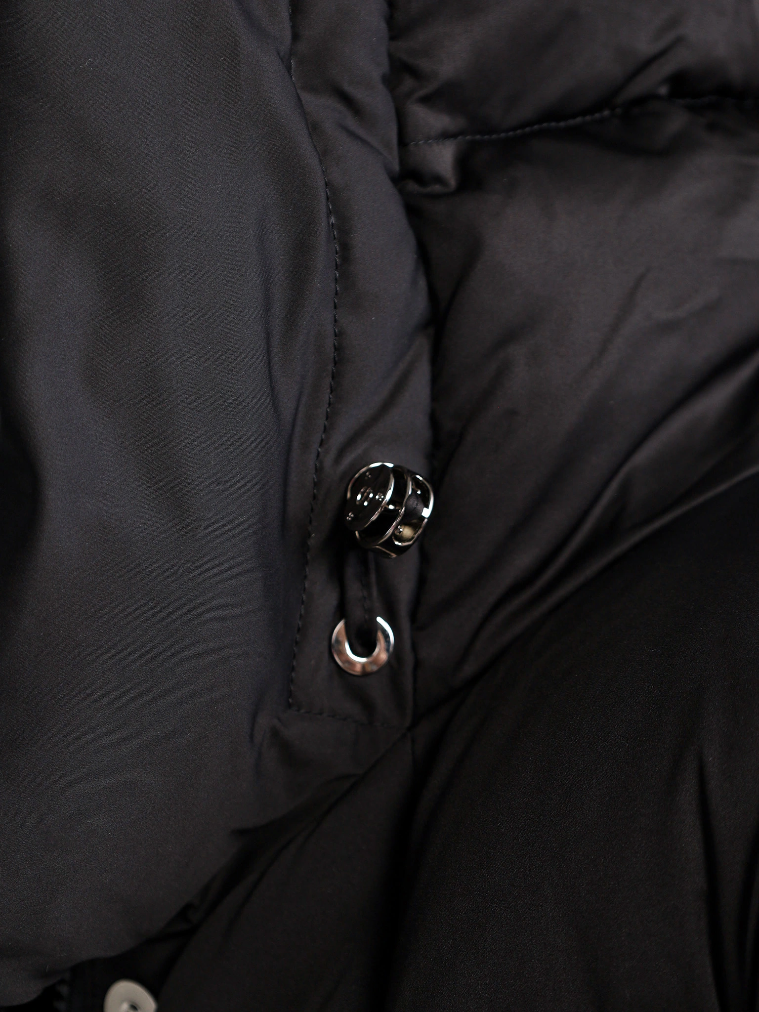 Пуховик черного цвета с капюшоном